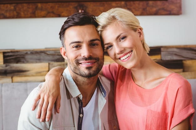 Couple heureux câlins sur le canapé