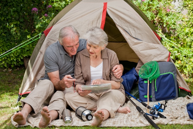 Couple heureux camping dans le jardin