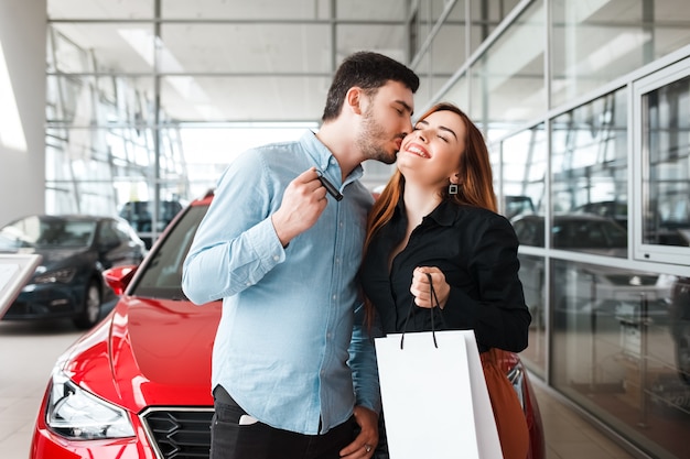 Couple heureux chez un concessionnaire automobile a acheté une nouvelle voiture