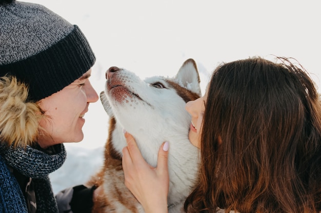 Le Couple Heureux Avec Chien Haski Au Parc Naturel De La Forêt En Saison Froide. Voyage Histoire D'amour Aventure