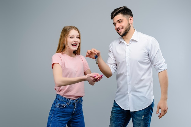 Couple Heureux Avec Des Clés