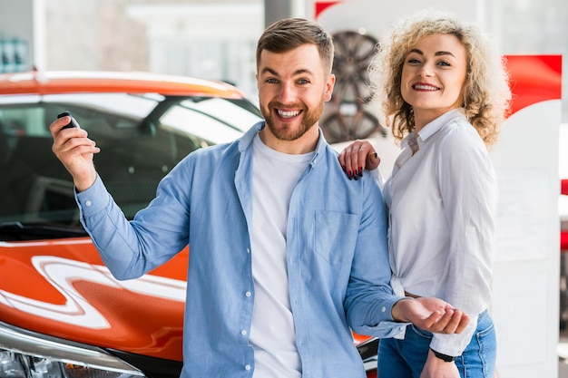 Couple heureux en concession automobile