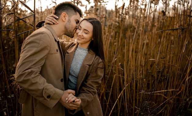 Couple heureux coup moyen dans la nature