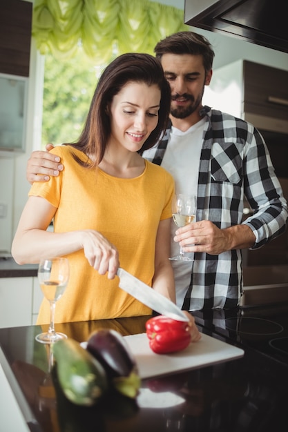 Couple heureux, couper, légumes, dans, cuisine