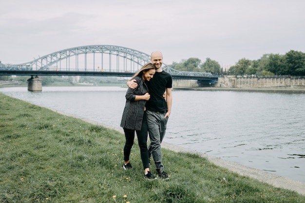 Couple heureux. Couple d'amoureux profitant de moments de bonheur dans le parc. Amour et tendresse, rencontres, romance. Concept de style de vie