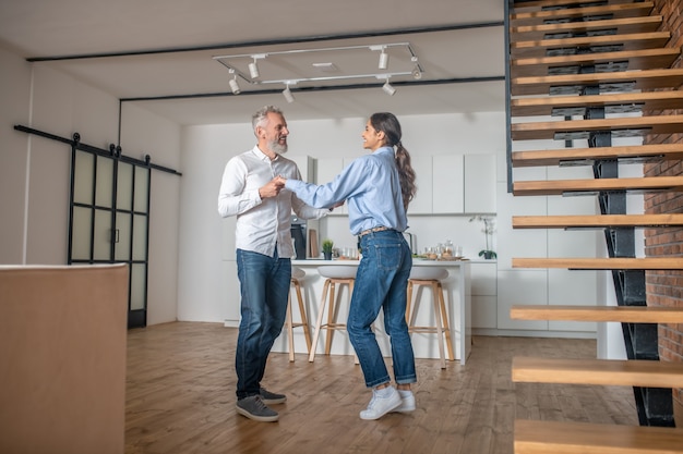 Couple heureux. Un couple passe du temps à la maison et a l'air heureux