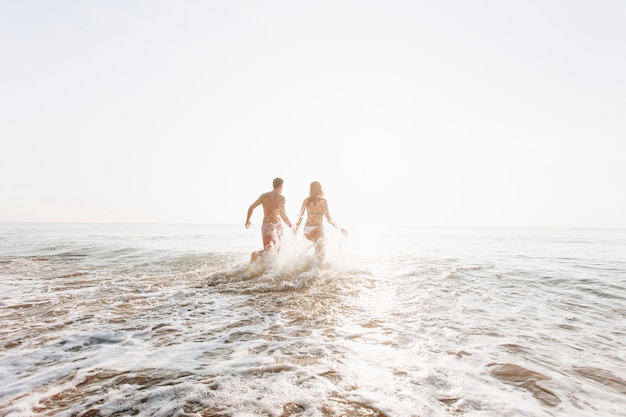 Couple heureux courir dans l&#39;eau