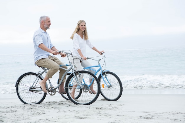 Couple heureux cyclisme ensemble