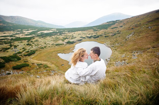 Couple heureux dans les Carpates