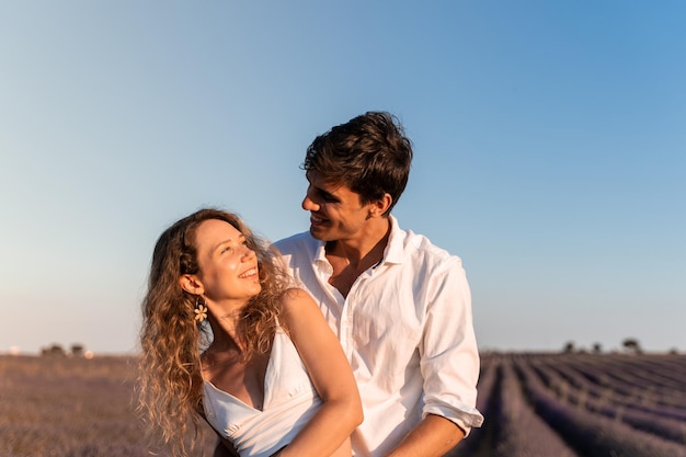 Couple heureux dans un champ de lavande