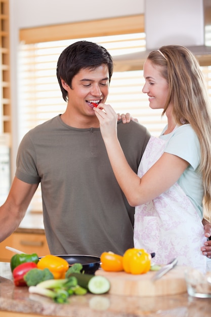 Couple heureux dans la cuisine