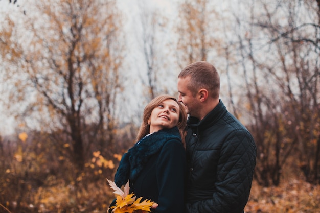 Couple heureux dans le parc en automne