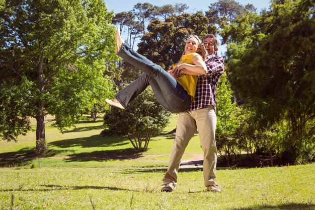 Couple heureux dans le parc