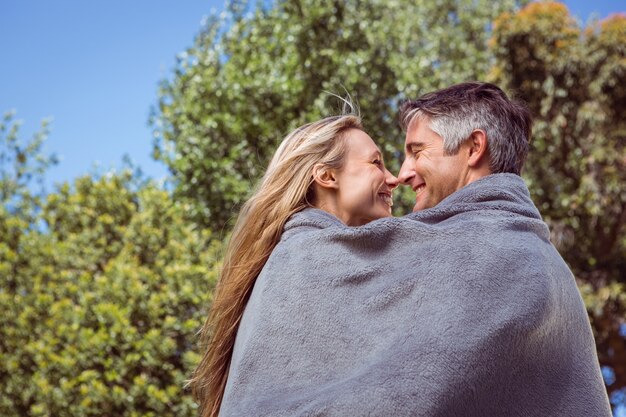 Couple heureux dans le parc