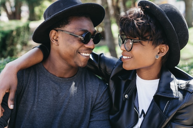 Couple heureux dans le parc