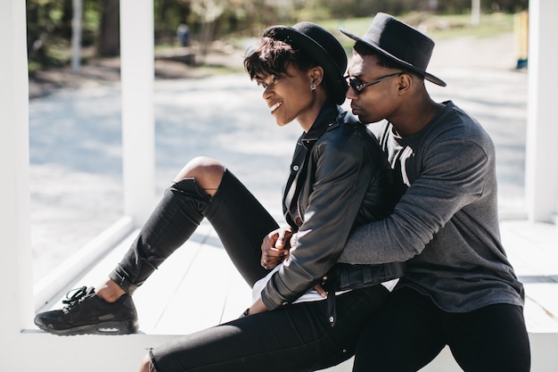 Couple heureux dans le parc