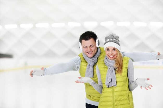 Photo un couple heureux dans la patinoire