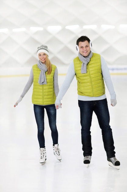 un couple heureux dans la patinoire