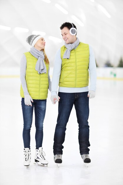 un couple heureux dans la patinoire