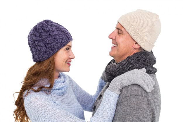 Couple heureux dans des vêtements chauds