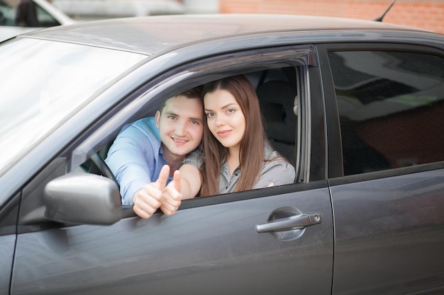 Couple heureux dans la voiture