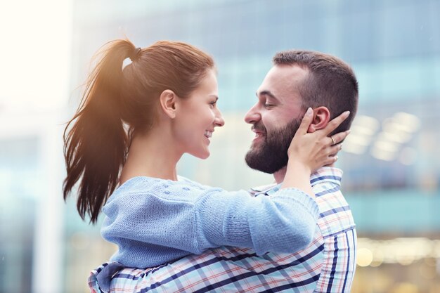 couple heureux datant dans la ville