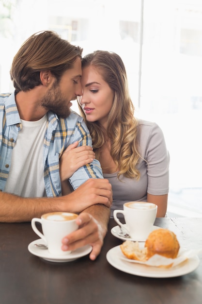 Couple heureux en dégustant un café