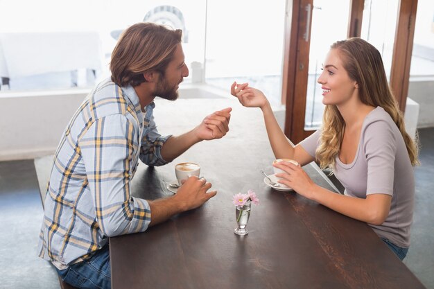 Couple heureux en dégustant un café