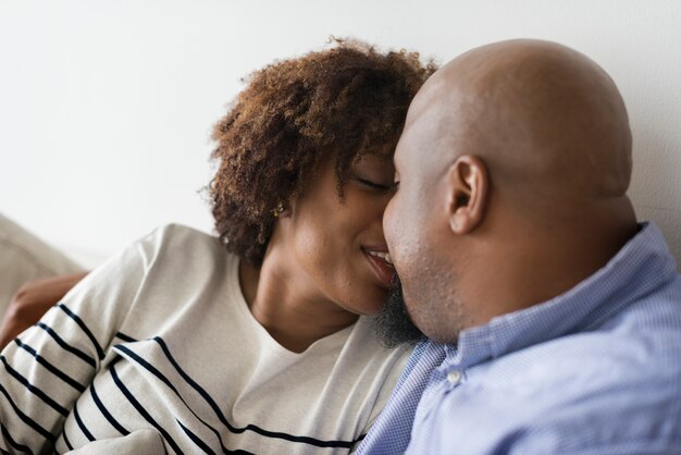 Couple heureux de détente à la maison