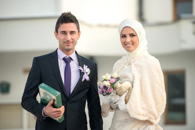 Photo un couple heureux devant la mosquée.