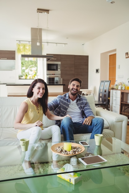 Couple heureux devant la télé ensemble