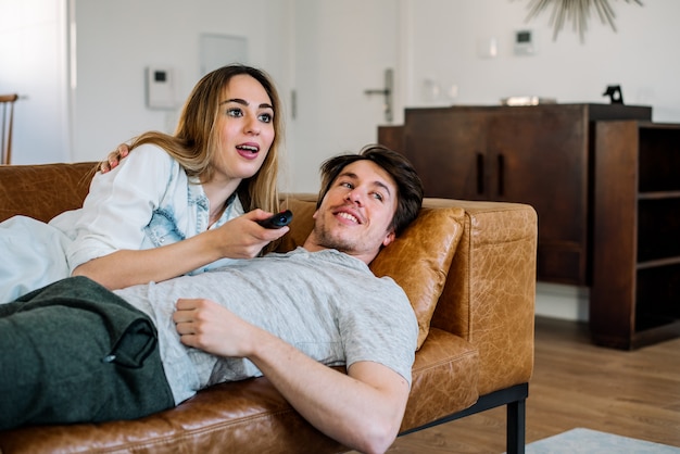 Couple heureux devant la télé