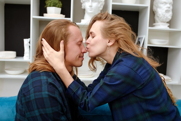 Photo couple heureux et drôle s'embrassant image prête pour la journée internationale du baiser 6 juillet ou la saint-valentin avec espace de copie pour tout texte ou dessin