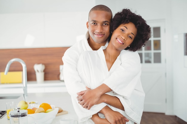 Couple Heureux Embrassant Dans La Cuisine à La Maison