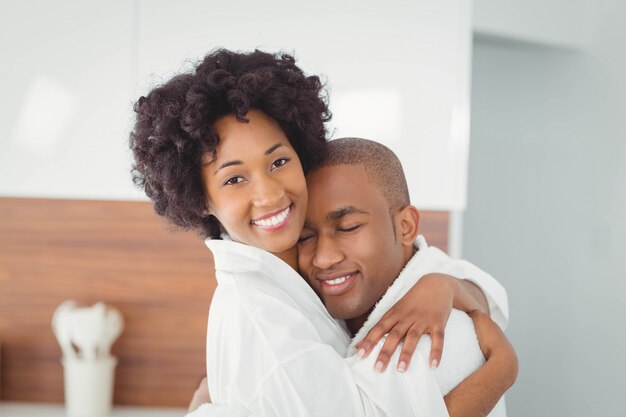 Couple heureux embrassant dans la cuisine à la maison