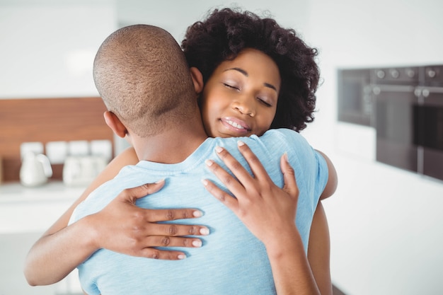 Couple heureux embrassant dans la cuisine