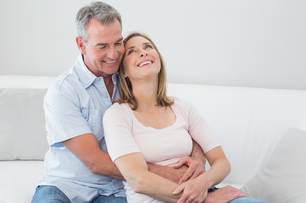 Couple heureux embrassant dans le salon