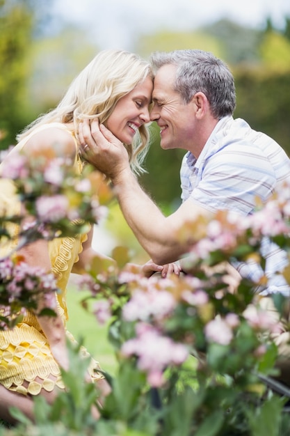 Couple heureux embrassant à l&#39;extérieur