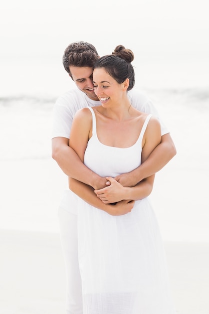 Couple heureux embrassant sur la plage