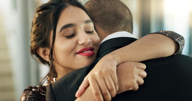 Photo couple heureux embrassement et l'amour dans le mariage ou la romance à la date ensemble et la confiance à la maison les gens embrassent et la sécurité dans la relation le jour de la saint-valentin soutien et soin ou joie pour les amants affection