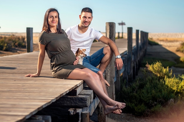 Couple heureux enceinte avec petit chien