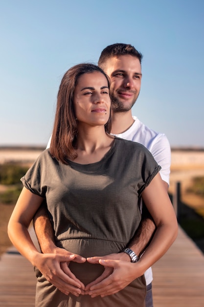 Couple heureux enceinte