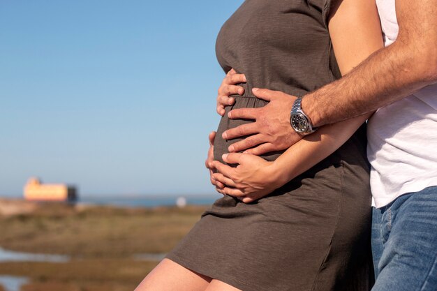 Couple heureux enceinte