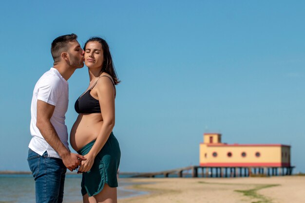 Couple heureux enceinte