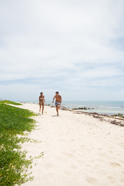 Couple heureux ensemble en vacances au bord de l'océan