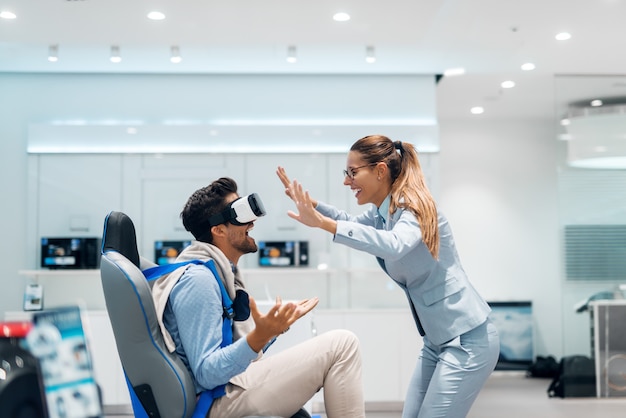 Couple heureux essayant la technologie de réalité virtuelle