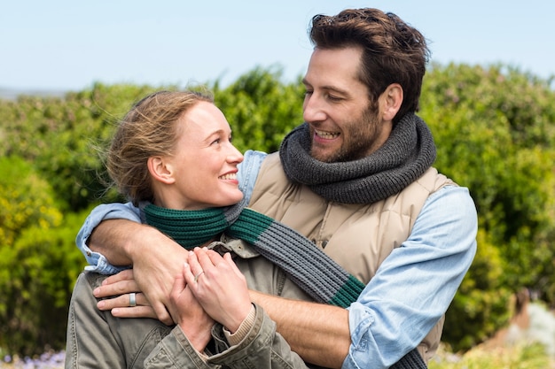 Couple heureux, étreindre les uns les autres