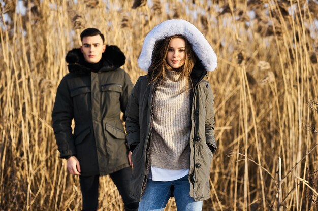 Couple heureux à l'extérieur en hiver