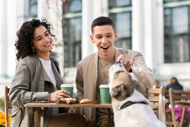 Un couple heureux à l'extérieur près d'un café