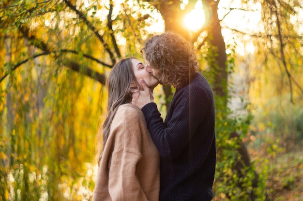 Couple heureux à l'extérieur